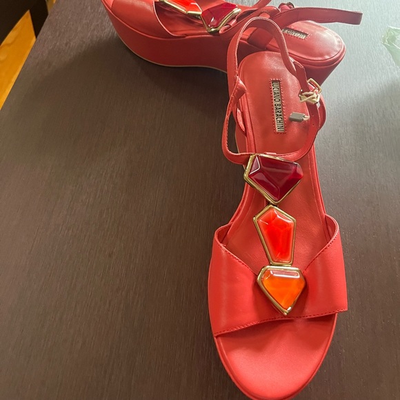 Leather sandals red color. Soft leather. Heel 21/2 inches. Very comfortable - Picture 4 of 7